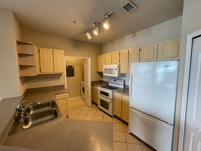 Foto del edificio - 2BR/2BA First Floor Condo in Visconti in M...