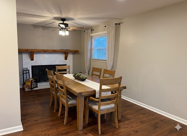 Comedor con chimenea - 3309 Winston Dr