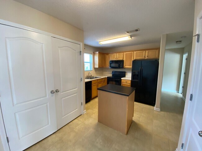 Foto del edificio - BRIDGEWATER HOME WITH FENCED IN YARD! PRE-LEASING FOR AUGUST 1 2026!
