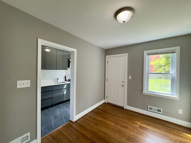 Foto del edificio - Charming 2Bed/1Bath in Cameron Village, MD