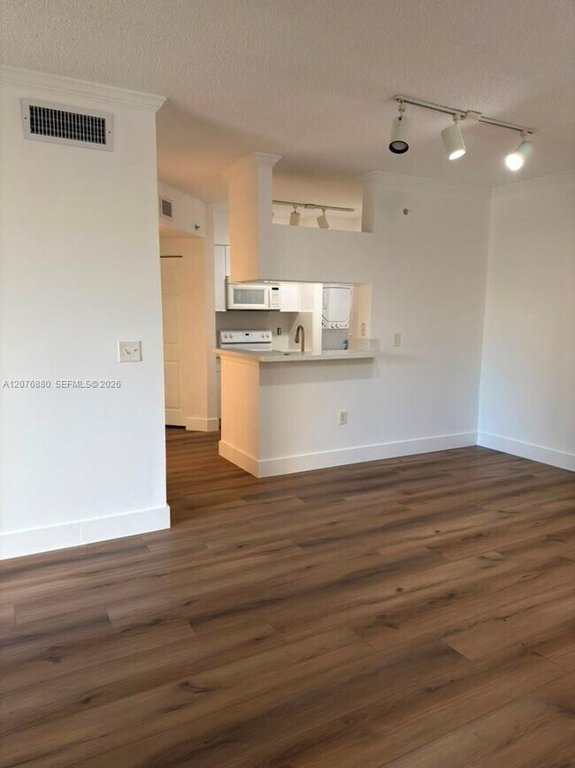 Foto del edificio - 17145 N Bay Rd