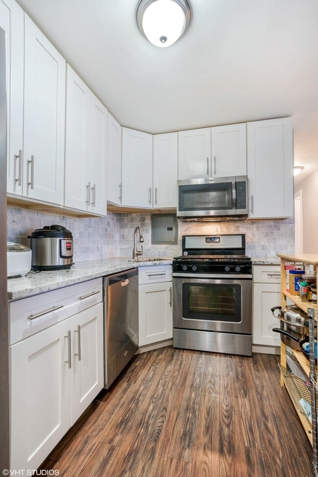Building Photo - 1400 E 55th Pl