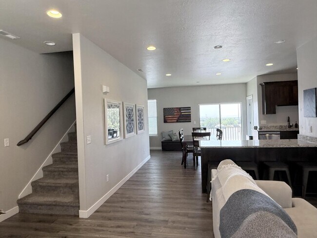 Foto del edificio - 371 W Knights Ln