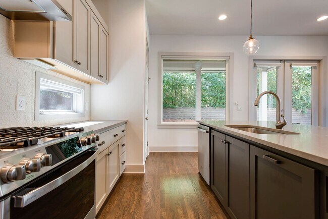 Foto del edificio - Beautiful Green Hills 4 BD 3 1/2 BA Home W...