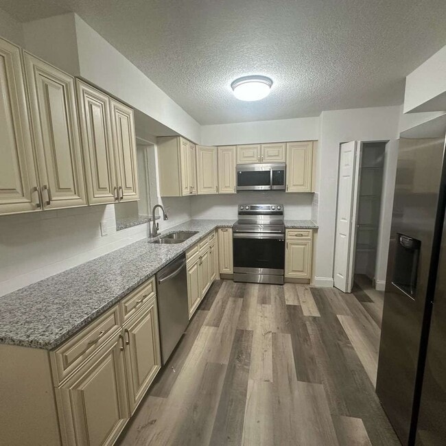 Building Photo - 3 bedroom 2 bath home with lawn cutting in...