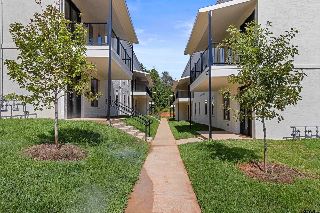 Foto del edificio - Centennial Parkway Townhomes