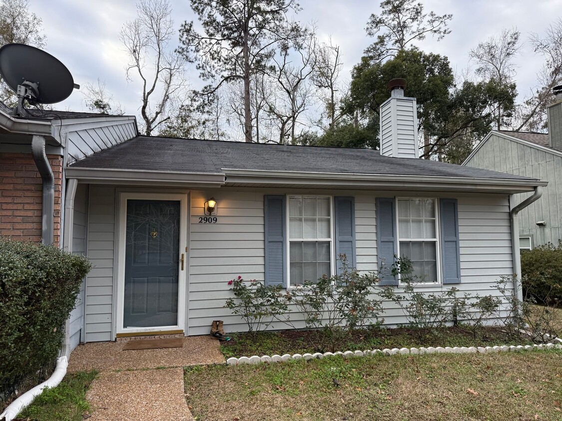 Primary Photo - In Town Townhome With Fenced Yard