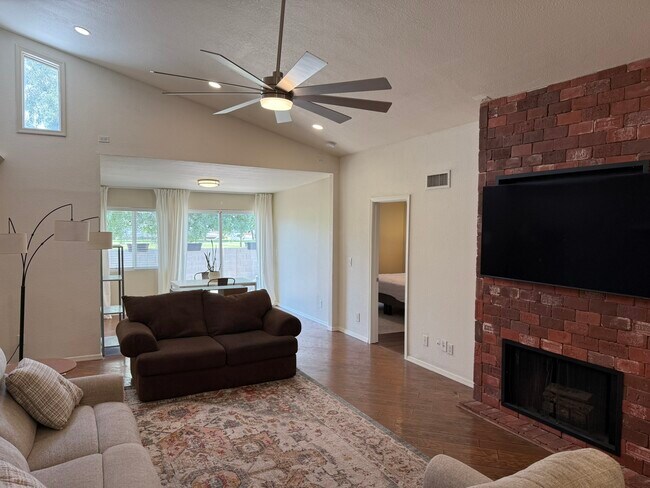 Building Photo - 1231 E Bluebell Ln