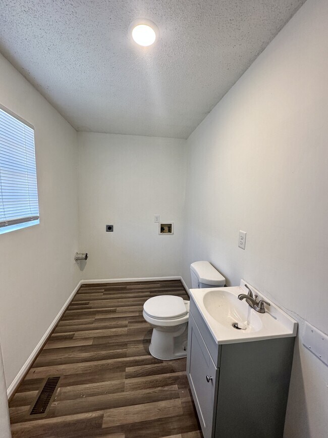 Foto del edificio - 903 Rose Ave