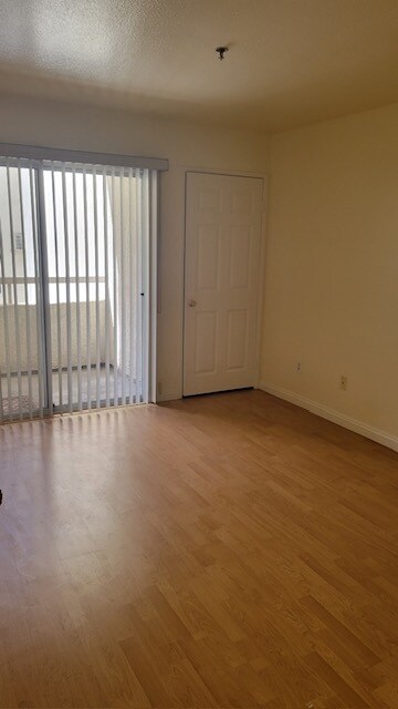 Foto del edificio - 10960 Ashton Ave