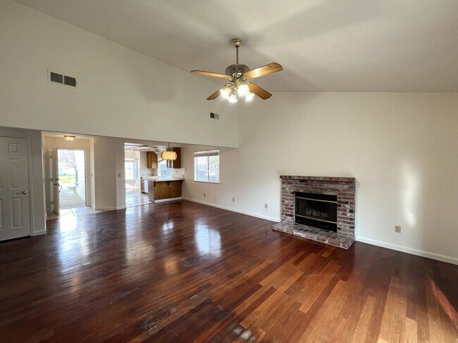 Building Photo - 3 br, 2 bath House - 8025 Parkgate Wy