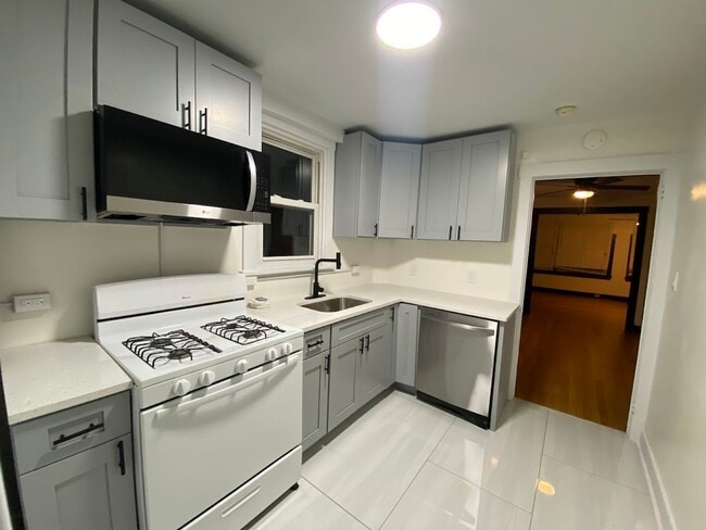 Newly updated 2 bedroom 1 bath Apartment for rent in Braddock! - Newly updated 2 bedroom 1 bath Apartment for rent in Braddock!