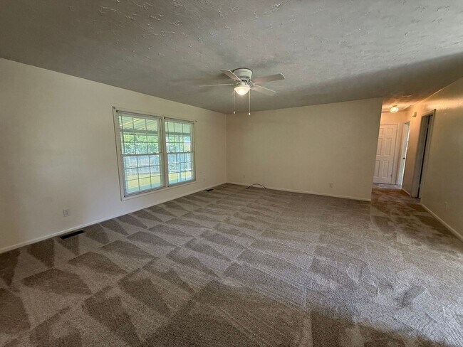 Building Photo - 3 Bedroom 2 Bathroom