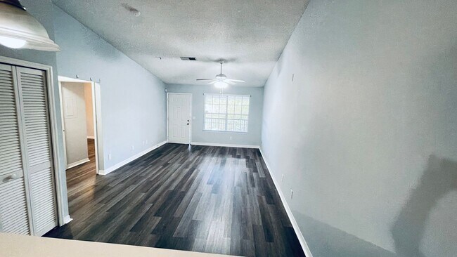 Building Photo - Amazing 2/2 Condo in Hunters Reserve! Wate...