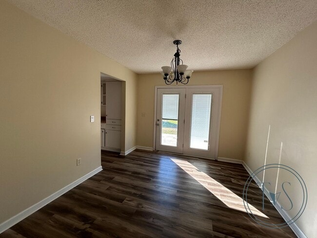 Building Photo - MOVE-IN SPECIAL: $500 OFF 1st MONTH'S RENT!**