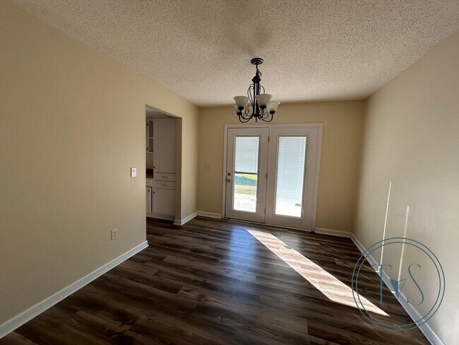 Foto del edificio - MOVE-IN SPECIAL: $500 OFF 1st MONTH'S RENT!**