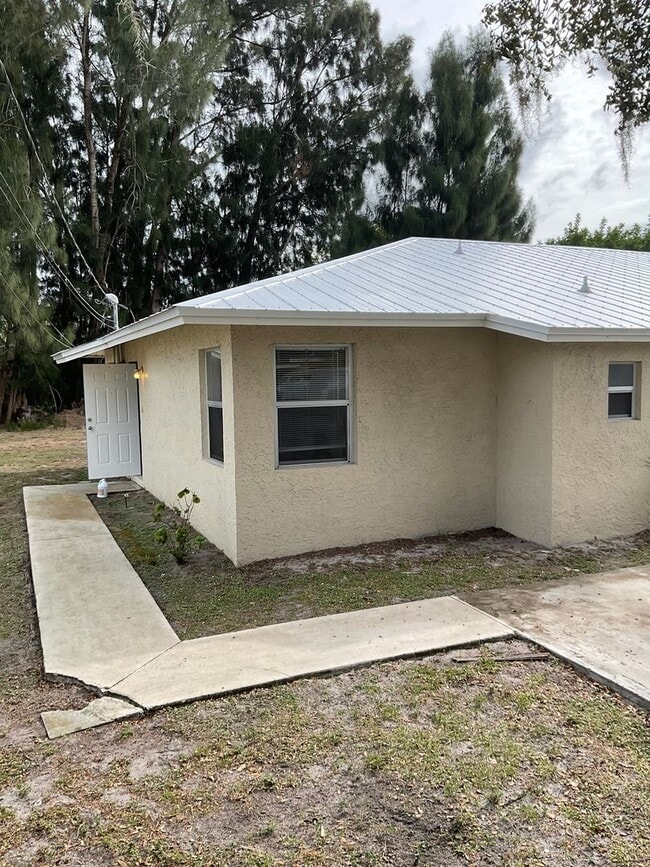 Foto del edificio - 2/1.5 Side A of Duplex in Fort Pierce