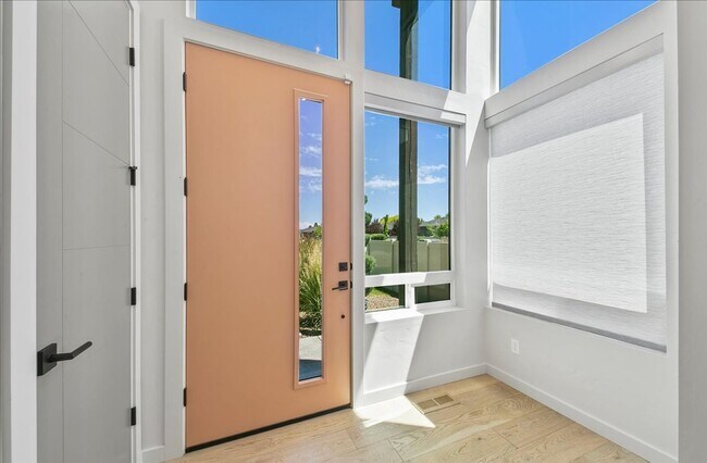 Foto del edificio - Modern Luxury Meets Everyday Comfort in Me...