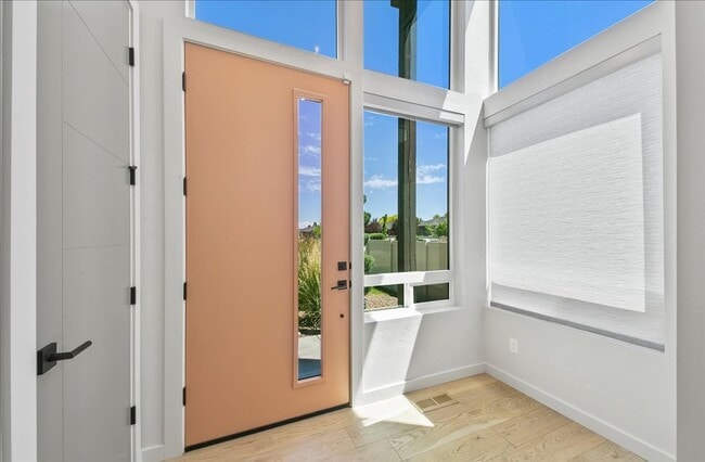 Building Photo - Modern Luxury Meets Everyday Comfort in Meridian