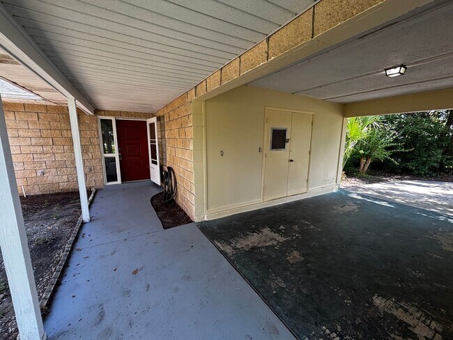 Foto del edificio - 2/2 Home in Silver Springs Shores