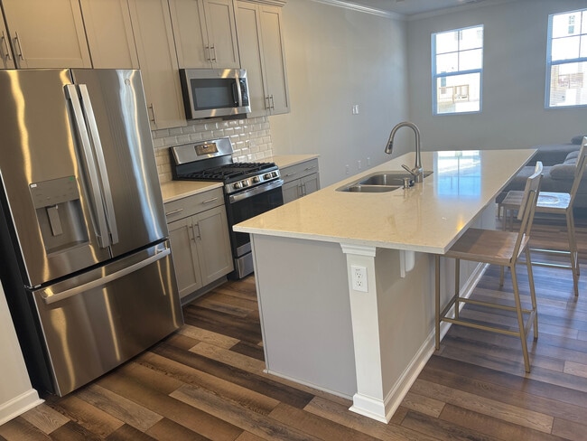 Building Photo - Room in Townhome on Hemlock Cone Wy