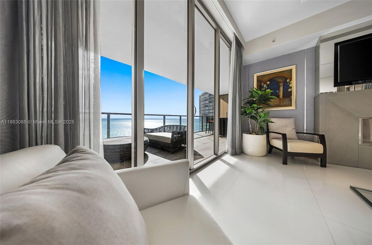 Foto principal - 9701 Collins Ave