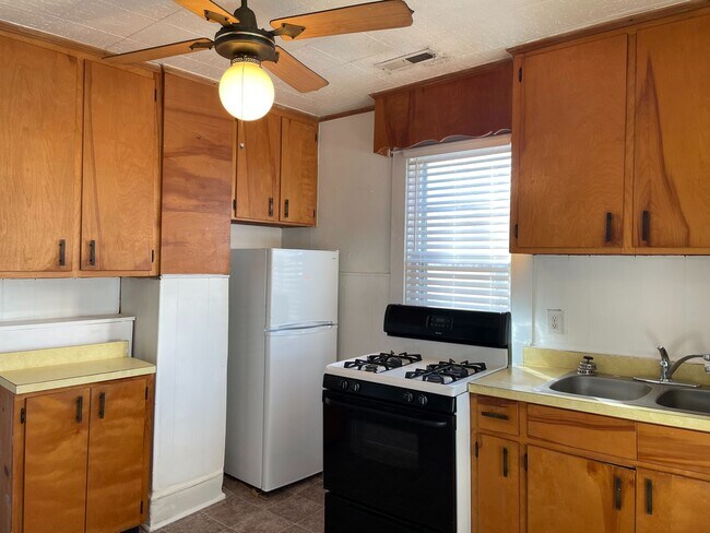Foto del edificio - Charming older home close to downtown!