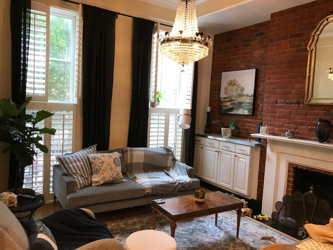 11ft ceilings, 6 ft windows - 1118 10th St NW