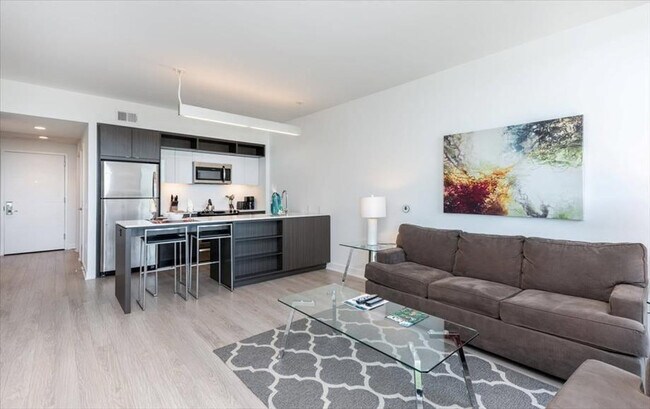 Foto del edificio - 11911 Freedom Dr