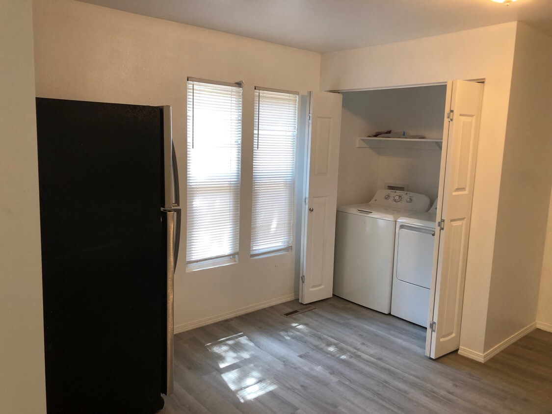 Primary Photo - 443 N Ridge Ave