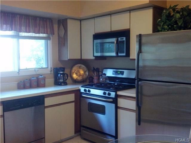 Building Photo - 69 Village Green