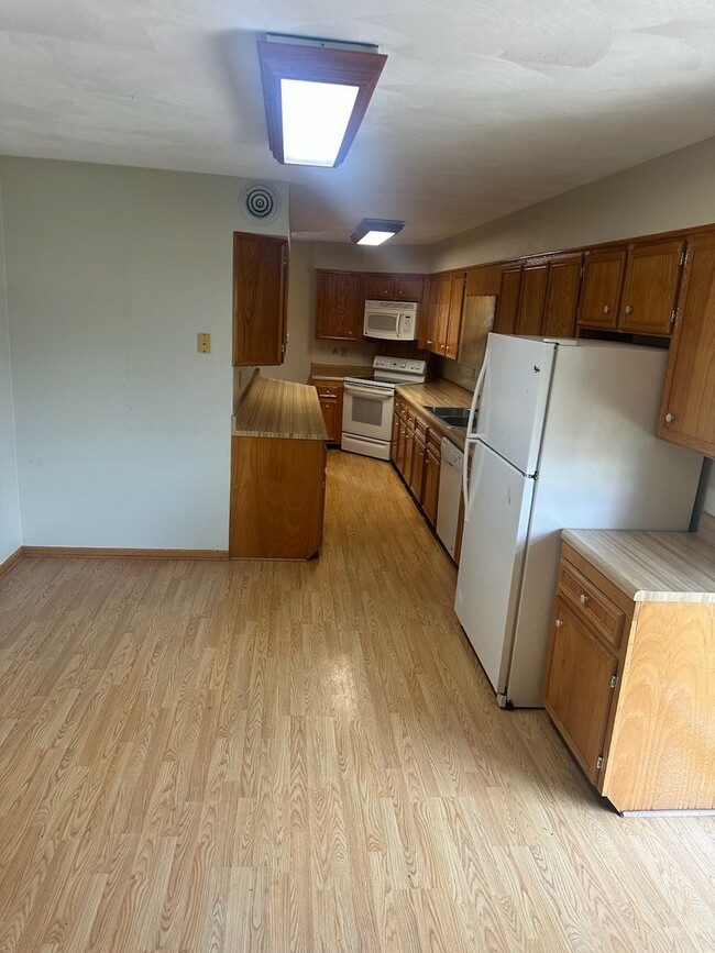 Foto del edificio - Spacious 3-Bedroom Home with Bonus Rooms i...