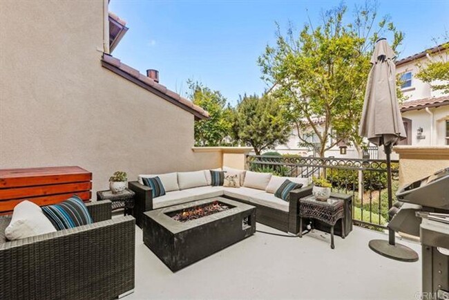 Building Photo - Stunning 3-Bedroom Townhome with Modern Up...