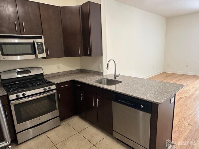 Foto del edificio - 88 Roosevelt Ave