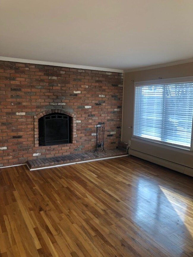 Building Photo - WONDERFUL UPDATED 2 BEDROOM 1 BATHROOM CON...