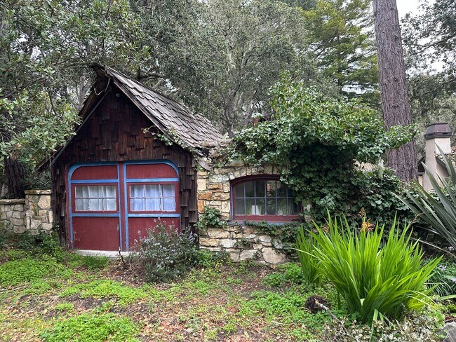 Building Photo - Historic 1 Bed, 1 Bath Guest Cottage Bocks...