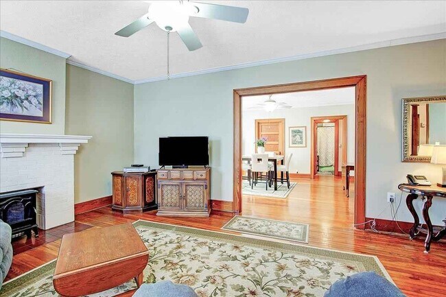Sala de estar 1 - 137 E Court St
