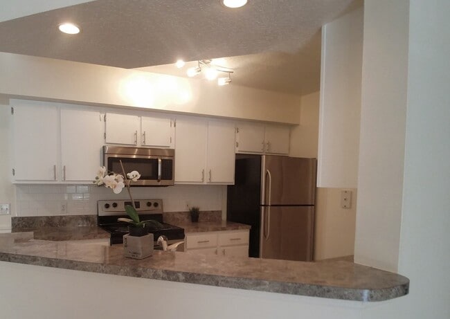 Foto del edificio - Beautiful 2/2 condo for rent next to Waterford Lakes Town Center and UCF