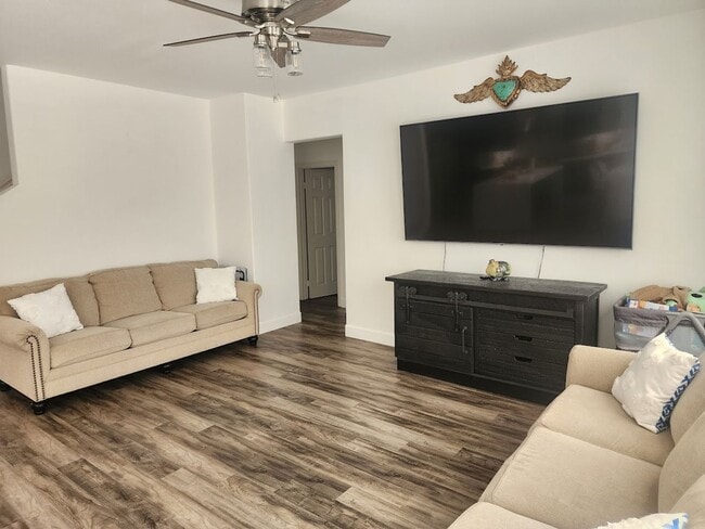 Building Photo - Gorgeous 4 Bedroom Home in Temecula with R...