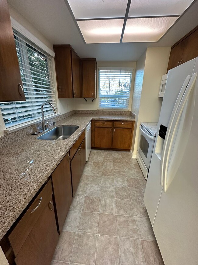 Foto del edificio - Second Story Lori Drive Condo