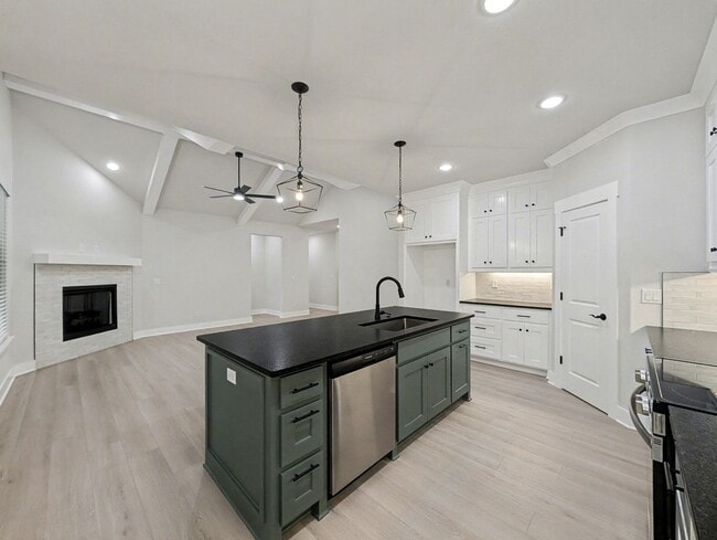 Foto del edificio - Fabulous New Construction Rental in Bella Vista Featuring a Rare 3-Car Garage