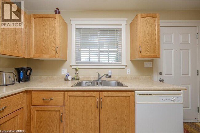 Building Photo - 653 Kincardine Ave