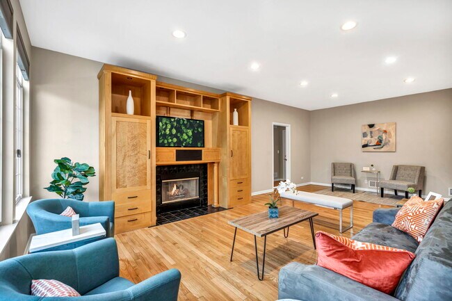 Building Photo - 2241 Avalon Ct S