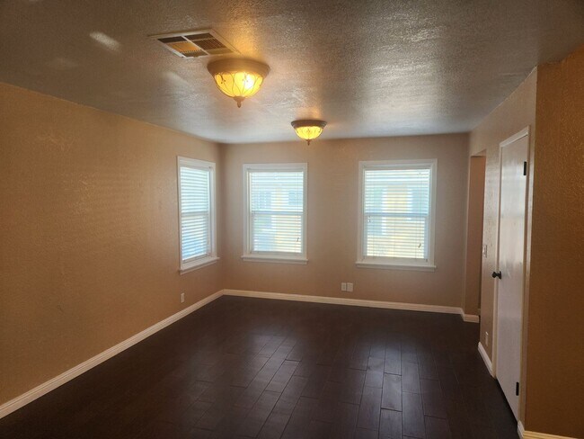 Foto del edificio - 3 bedrooms 2 bathrooms Downtown Riverside ...