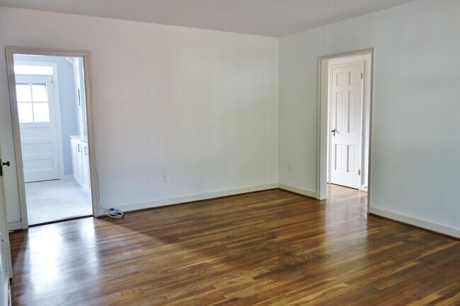 Building Photo - 11 E Glebe Rd