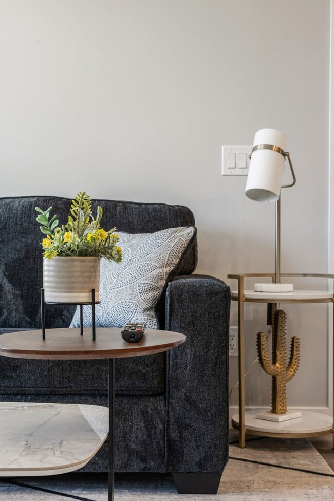 Building Photo - 1605-1617 17 St SE