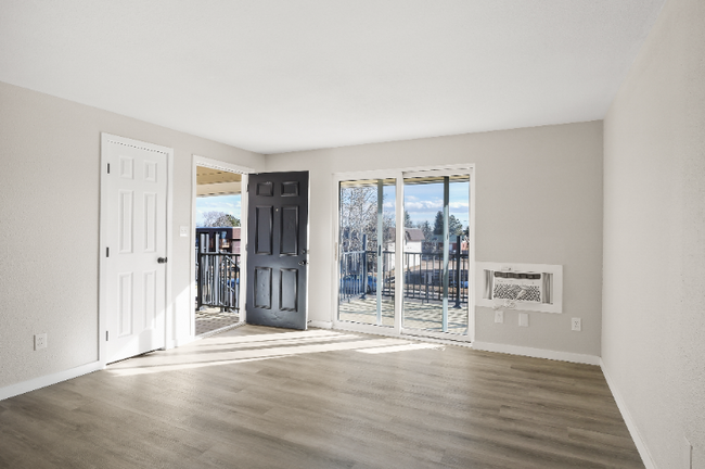 Building Photo - Completely Renovated Apartment!