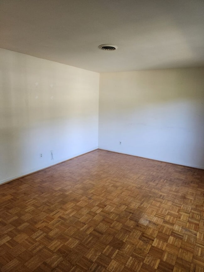 Building Photo - 1528 Cherry Ave