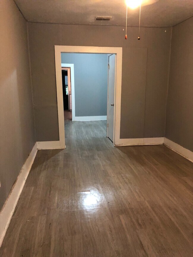 Foto del edificio - Walk or bike to CAMPUS or downtown!! 3 bed HOUSE