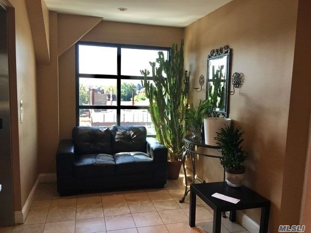 Foto principal - 214-41-214-42 42nd Ave